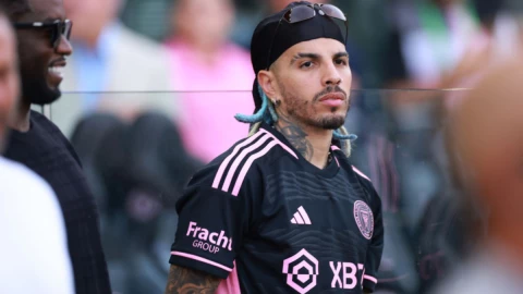 Rauw Alejandro, inc&oacute;modo tras recibir una prenda con el rostro de Rosal&iacute;a