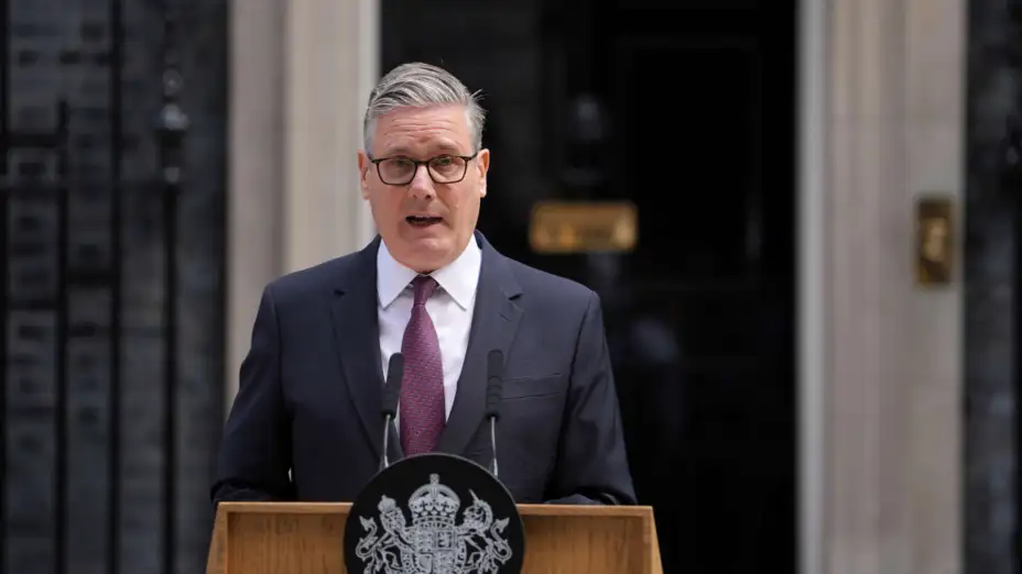 El premier británico, Keir Starmer, anuncia su renuncia.