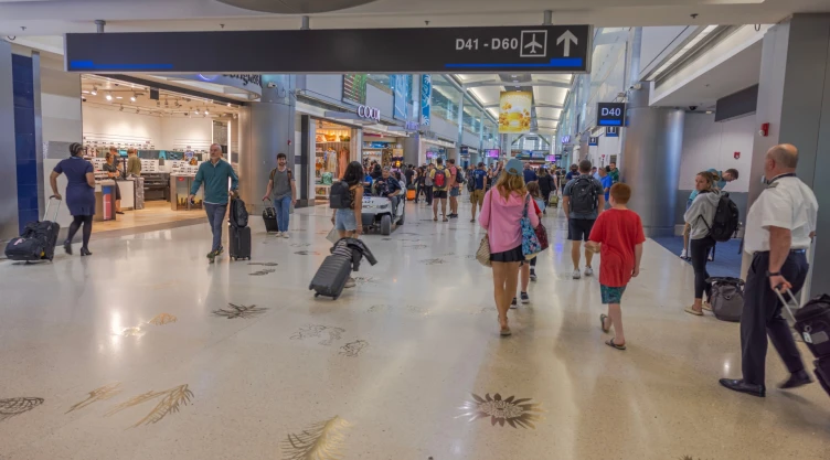 Viajeros en el Aeropuerto Internacional de Miami, Florida
