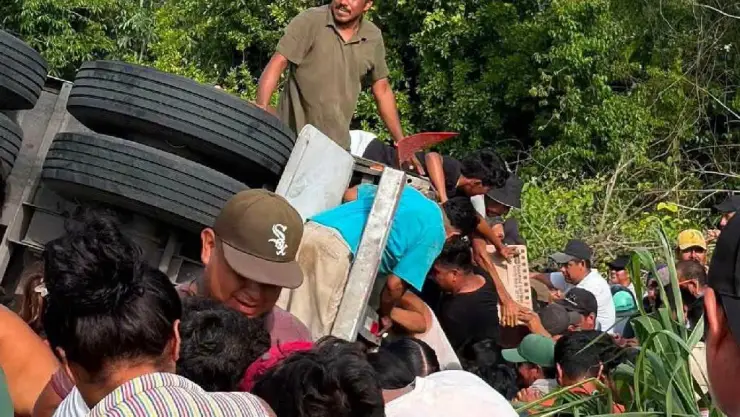 ¡Caos en plena carretera! Volcadura de TRÁILER termina en actos de RAPIÑA en la Península
