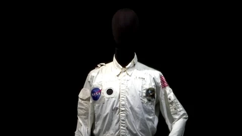 Subastan chaqueta de Buzz Aldrin.
