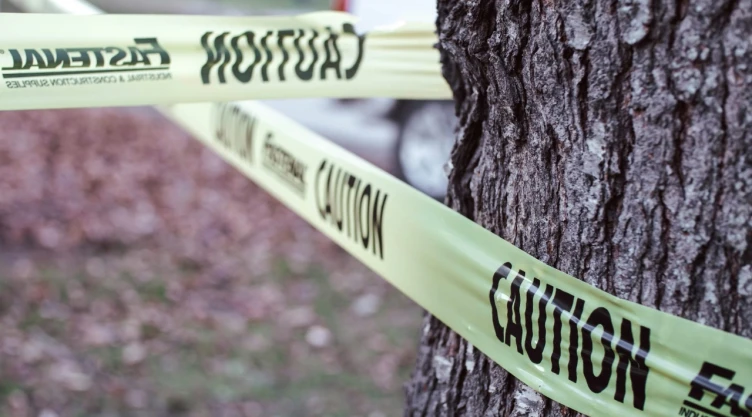 Cinta de precaución atada de tronco de árbol.