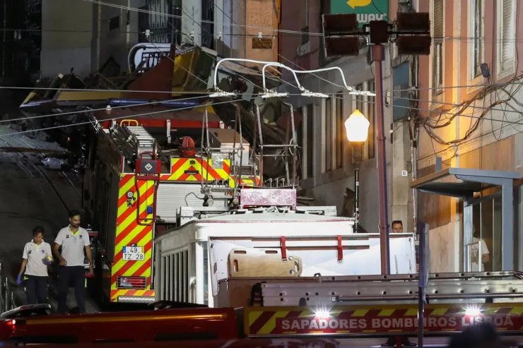 Personal de emergencias tiende funicular descarrilado en Lisboa, Portugal, el 3 de septiembre de 2025.