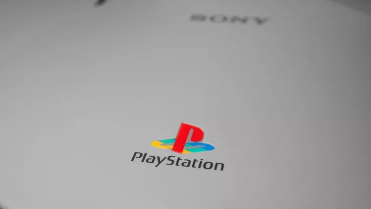 abuelo-regala-nieto-consola-playstation-1-15-juegos.jpg