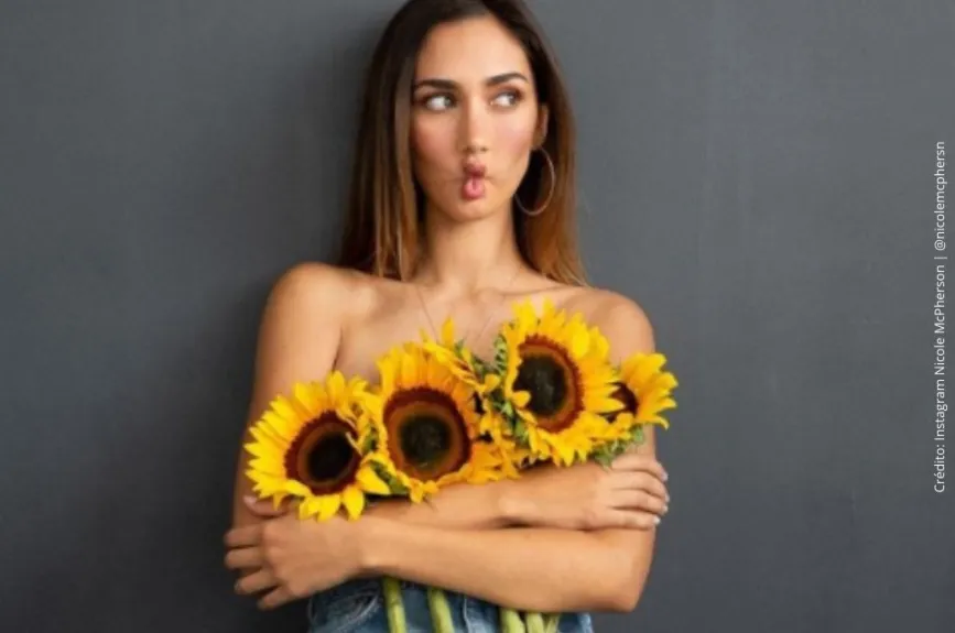 Nicole McPherson entre girasoles. .jpg
