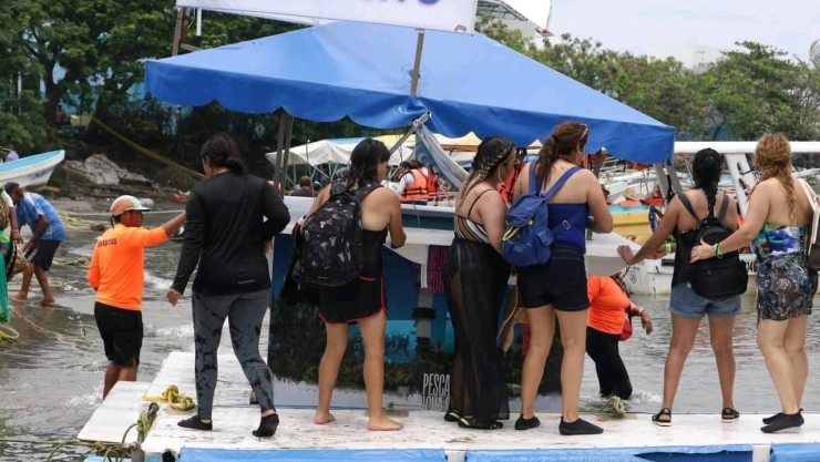 Se-hunde-lancha-con-18-turistas-a-bordo-en-Veracruz