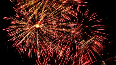 Año Nuevo 2025: El significado de los colores en la ropa como ritual