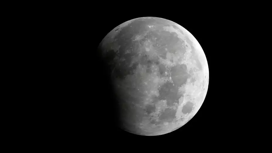 Eclipse lunar parcial en Karachi, Pakistán, el 29 de octubre de 2023