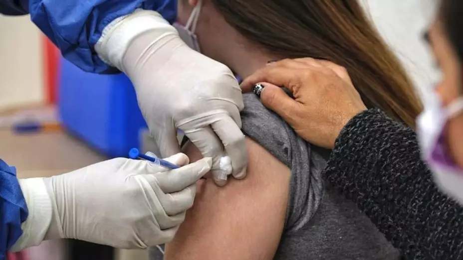 casos covid-19 reducen presupuesto vacunas