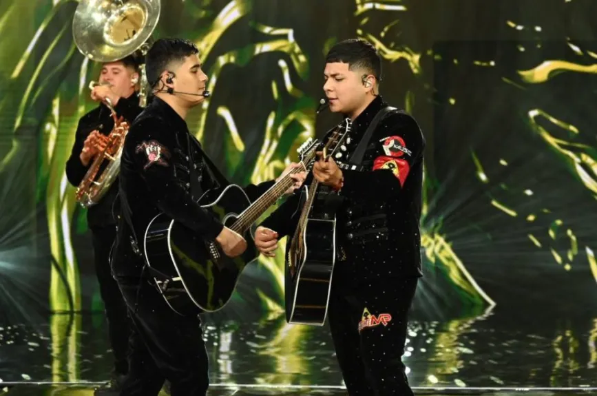 ¡La Academia 2024 recibe a Marca MP en el escenario de su Cuarto Concierto!
Marca MP es una agrupación de música regional mexicana creada en Modesto, California, en enero de 2018. El grupo está conformado por Pedro Vargas, Esteban Salcedo, Diógenes Bojórquez e Iván Velarde.