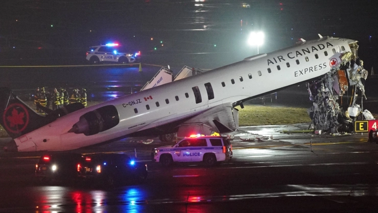 Avión de Air Canada Express choca con un vehículo terrestre en el aeropuerto de LaGuardia; hay dos muertos
