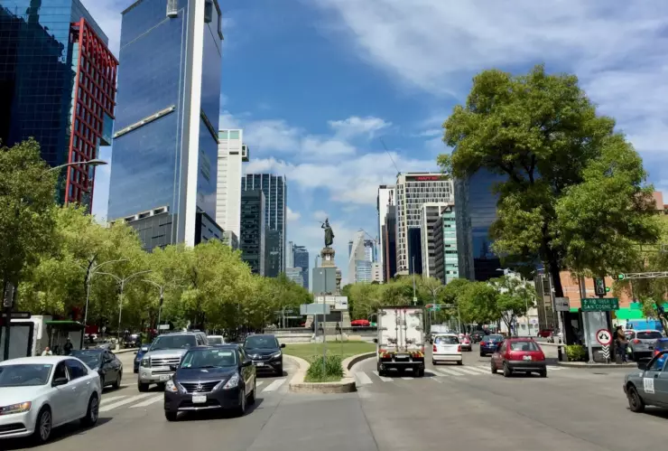 Carros circulando en la CDMX