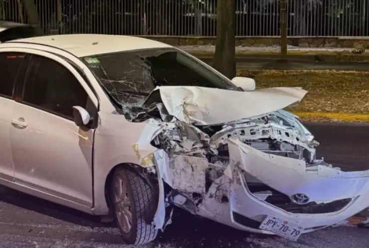 Colapso en Lázaro Cárdenas: Vehículo queda destruido tras fuerte accidente HOY: Este fue el saldo