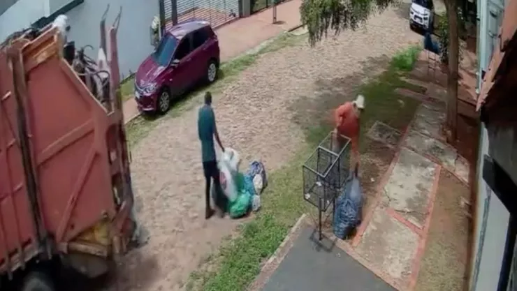 Impactante video: recolector de basura queda bajo un camión mientras trabaja