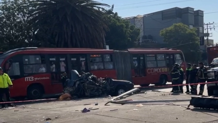 Choque-entre-Metrobús-y-auto-deja-dos-muertos-y-dos-heridos-en-Iztacalco