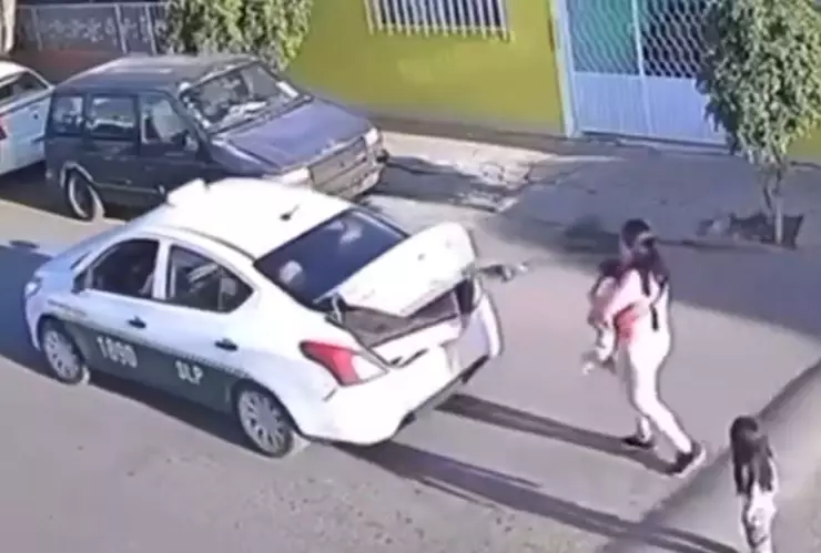 Taxista roba Navidad en San Luis Potosí: El conductor arrancó su vehículo y dejó a una madre, un bebé y su pequeña niña sin regalos.