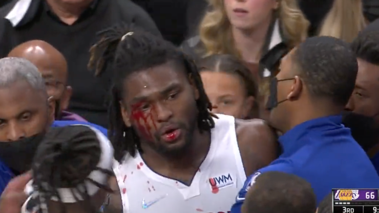 Isaiah Stewart es golpeado por Lebron James.jpg