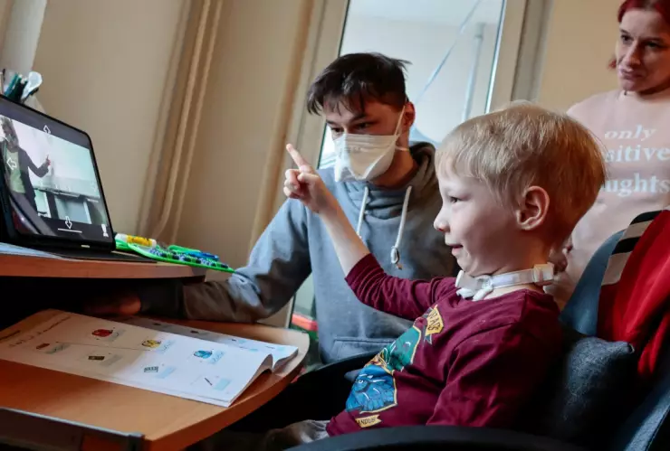 robot niño enfermo alemania