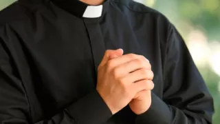 ¡Impensable! Detienen a SACERDOTE por presunto ABUSO SEXUAL de niña de 12 años; su mamá HALLÓ MENSAJES COMPROMETEDORES.jpg
