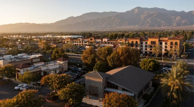 Fotografía del centro de Rancho Cucamonga, en California.