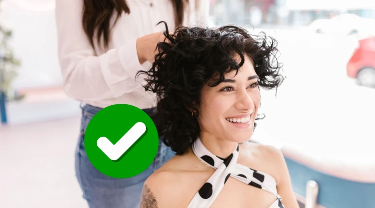 6 cortes para cabello rizado corto que dominan las tendencias este verano 2026