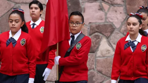Entrega de apoyo de uniformes y útiles escolares de Mi Beca para Empezar