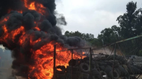 Incendio en Xochimilco consume pastizal en Santa María Tepepan