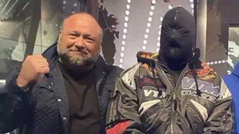 Alex Jones, presentador de programa estadounidense, junto a Kanye West