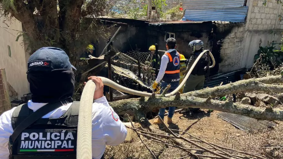Se incendia casa en Xalapa.