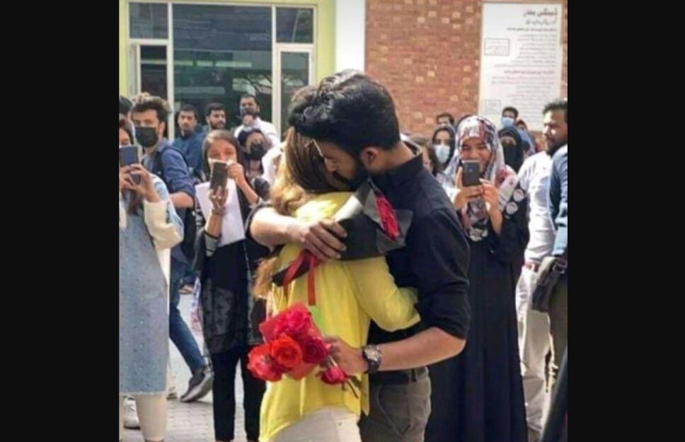 Alumna le pide matrimonio a su novio, son expulsadas de la universidad