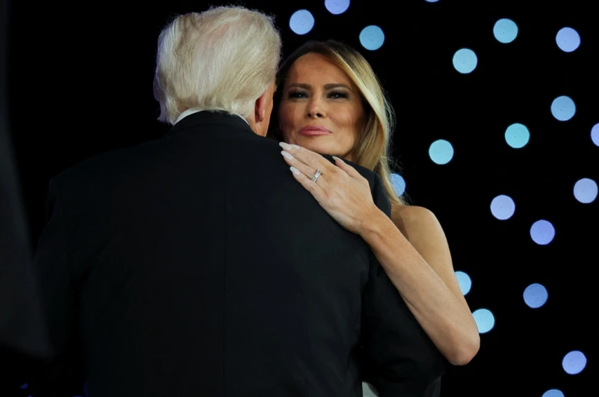 Fotos y momentos destacados de Donald Trump y Melania durante la toma de protesta presidencial.