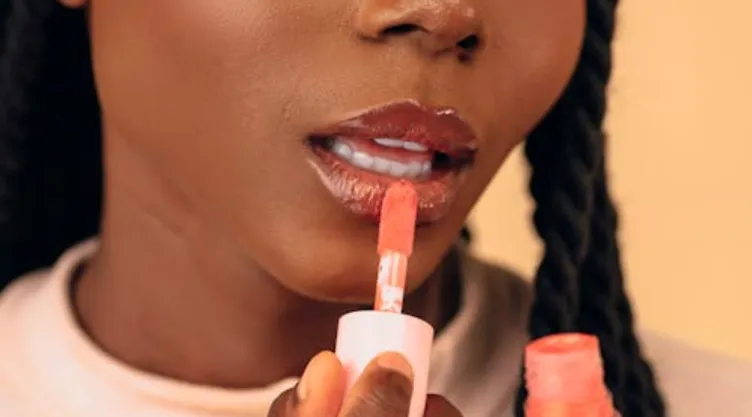 Así obtienes un maquillaje con colores corales sin verse exagerad