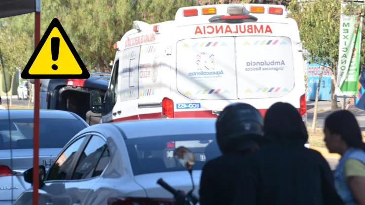 Mujer choca contra auto estacionado y termina con su camioneta volcada; así quedó (FOTOS)