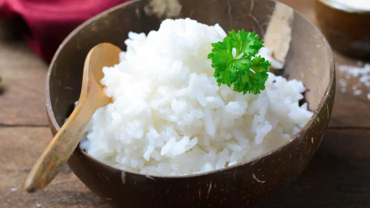 ¿Cuál es el tiempo que dura el arroz cocido en el refrigerador sin echarse a perder?