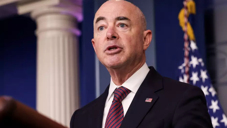 mayorkas-covid-19-positivo