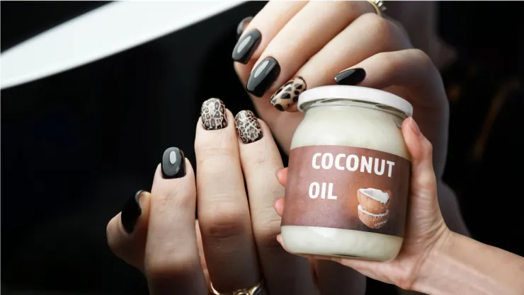 Cómo usar el aceite de coco para que tus uñas crezcan fuertes y más brillantes