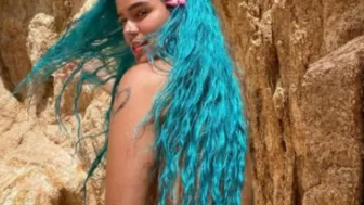 Karol G se desnuda. .jpg