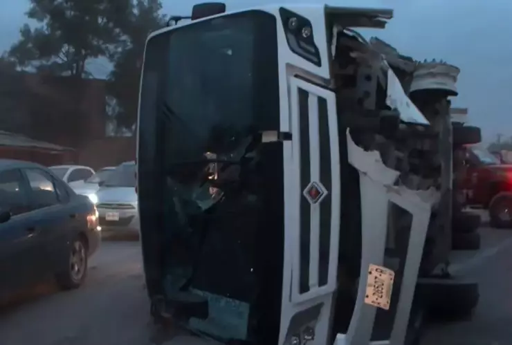 Violenta volcadura de camión de transporte dejó varios lesionados en carretera a Monclova