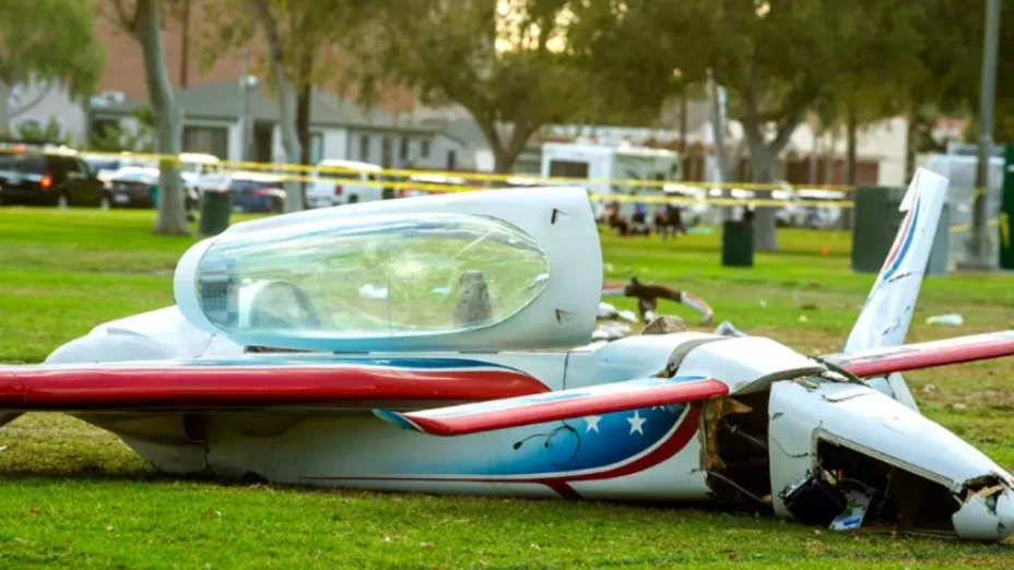 avioneta cae en campo de futbol en Long Beach