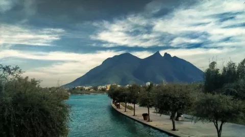 El cerro de las sillas desde el Parque Fundidora en Monterrey, Nuevo León.