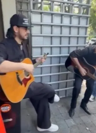 beto cuevas en calles de la cdmx durante el sismo.jpg