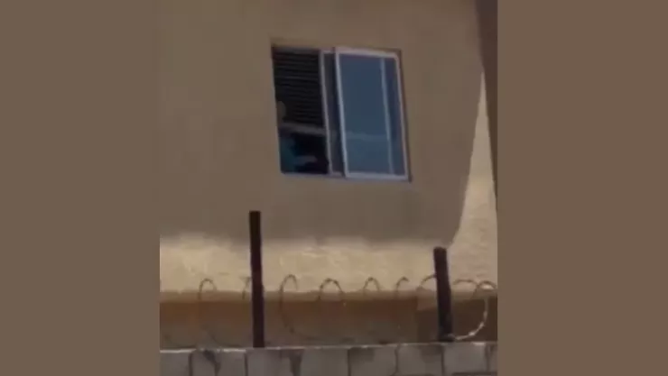 Mujer apunta con una pistola a estudiantes.jpg