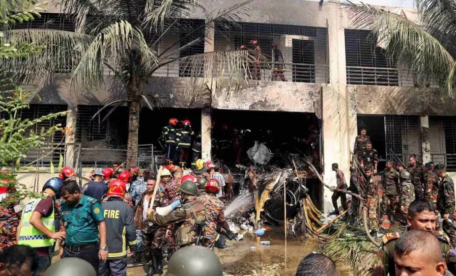 Avión se estrella en escuela en Bangladesh