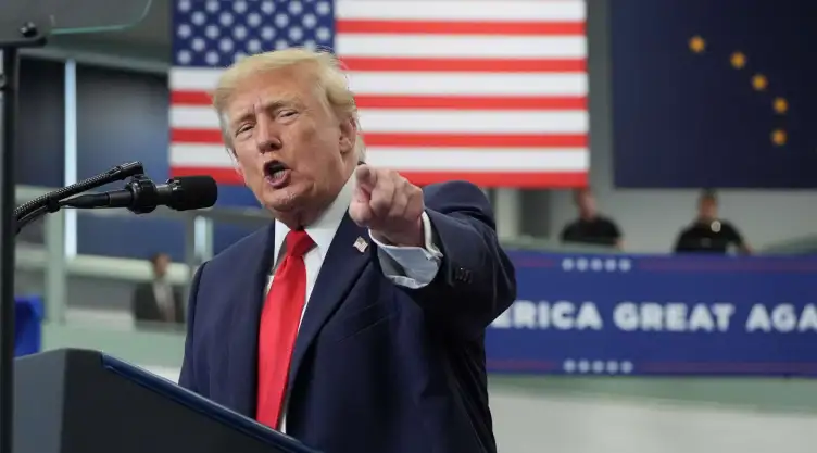 Donald Trump durante un mitin de campaña en Wasilla, Alaska.