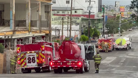 Bomberos cierran calle Madero por fuga de gas; desalojan a locatarios