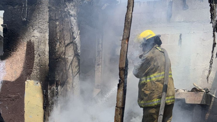 Se registra incendio en una casa ubicada en Ahuatepec.
