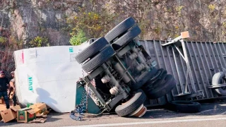 Tráiler de carga sufre volcadura en la carretera de cuota Chiapa de Corzo–San Cristóbal, Chiapas