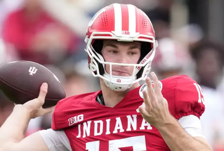 Quaterback cubanoamericano Fernando Mendoza interesa a los Raiders de Los Ángeles