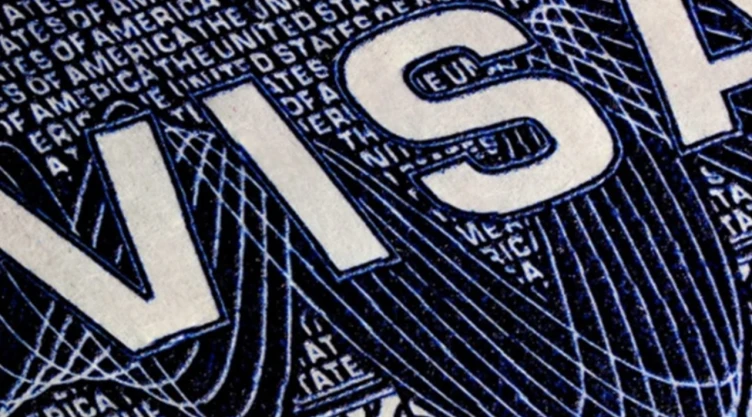 Imagen en primerísimo plano de una visa americana.