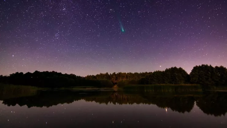 Cometa verde en el cielo nocturno